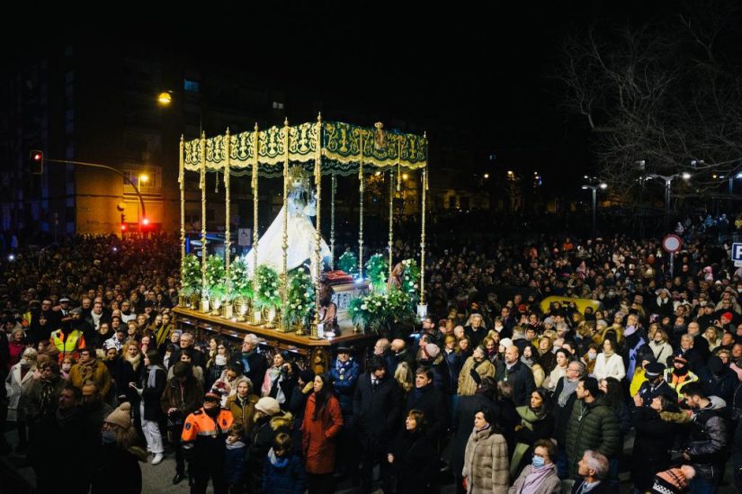 Miles de personas acompañan a la Virgen de la Paz en la procesión