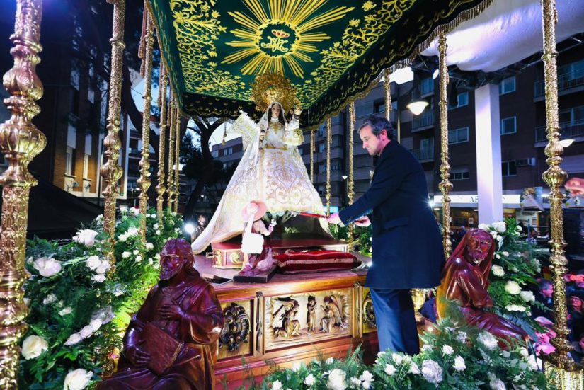 El alcalde impone el bastón de mando de la ciudad a la Virgen de la Paz