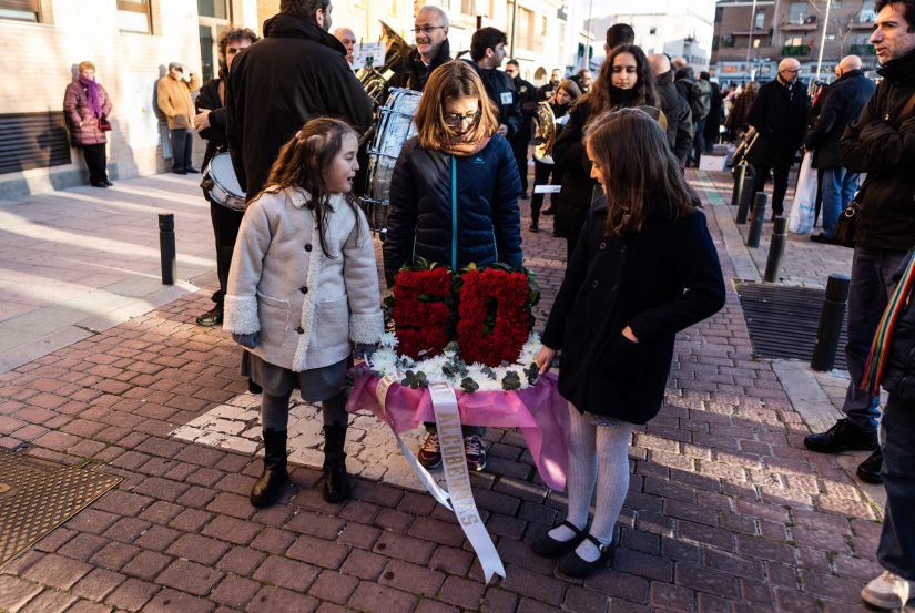 Miles de vecinos ofrecen sus flores a la Virgen de la Paz en la Ofrenda Floral